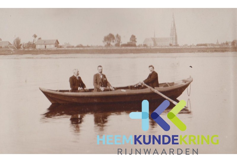 br 104 drie man in een roeiboot